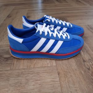 Adidas Run 70 Apporte une touche seventies à ton look quotidien avec cette sneaker adidas. Sa tige légère est doublée pour plus de douceur, tandis que l’amorti Cloudfoam t'aide à effectuer toutes tes activités confortablement. De ton café matinal à une soirée entre amis, cette paire ira avec toutes tes tenues. La semelle extérieure en caoutchouc souple te permet de bouger avec confiance, quel que soit le programme. La marque C'est le 18 août 1949 qu'Adi Dassler a démarré l'aventure adidas, avec pour objectif d'améliorer les performances des athlètes. 70 ans plus tard, adidas a laissé sa marque sur le monde du sport, mais aussi celui de la mode, de la musique, de la culture, du développement durable et bien d'autres encore. Voyage avec nous à travers le temps et découvre l'histoire d'adidas avec des modèles qui ont influencé le lifestyle d'aujourd'hui. Juste après la naissance officielle des 3 bandes en 1949, les années 50 ont connu un véritable boom technologique avec des équipements innovants pour les athlètes de classe mondiale. Ainsi, c'est pendant cette décennie qu'est apparue la Samba, toujours portée de nos jours pas les joueurs de Five et de futsal, et toujours présente dans la rue. Pendant les 50's, adidas a développé une chaussure de sprint qui a battu un record du monde et la première chaussure de football conçue avec une semelle en nylon, marquant une vraie nouveauté en termes de confort et de sensations. D'autres modèles ont vu le jour durant cette période, comme la chaussure de basketball Allround, devenue une véritable icône dans les 80's. Ces années ont été révolutionnaires, créant un véritable avant et après pour les sportifs de haut niveau. Mais ce n'était que le début de l'histoire d'adidas.