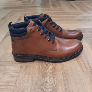 Redskins Equilibra Cognac La Redskins Équilibra est une chaussure au design urbain et élégant, idéale pour un look moderne et décontracté. Fabriquée avec des matériaux de qualité, elle combine confort et durabilité grâce à sa semelle résistante et son intérieur bien ajusté. Polyvalente, elle s'adapte facilement à différentes tenues pour un style raffiné au quotidien. Le combo coloris Cognac et Marine est au top pour la porter avec un jeans... Boots Homme en Cuir REDSKINS Si vous êtes à la recherche de boots et/ou bottines pour hommes alliant élégance et praticité, vous êtes au bon endroit ! Les bottes en cuir pour hommes de la marque REDSKINS sont un élément incontournable du vestiaire masculin. Finalement, elles se distinguent par leur polyvalence, leur style intemporel et leur qualité exceptionnelle. Les boots en cuir REDSKINS sont réalisées avec soin et se déclinent en plusieurs matériaux, formes et semelles pour répondre à vos envies. Chaque saison, elles se réinventent tout en restant intemporelles, combinant élégance et confort. Le cuir demande un bon entretien, veillez à bien nettoyer vos chaussures pour les préserver.
