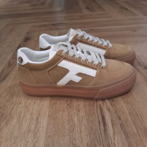 Walnut Platform Sable La basket Walnut Platform Sable est une évolution du modèle WALNUT, inspiré de l'univers du skate. En effet, sa semelle compensée fait d'elle un modèle à la fois moderne et vintage, mais aussi féminin à assembler avec vos pièces préférées! De plus, faciles à porter, les baskets femme WALNUT PLATFORM s’associent à un denim brut, une robe longue ou un pantalon fluide. En conclusion, c'est le modèle parfait pour marcher, rouler, ou simplement profiter de la journée. La marque Faguo est une marque française créée en 2009 par Frédéric Mugnier et Nicolas Rohr, alors qu'ils étaient encore étudiants et seulement âgés de 22 ans. C'est au cours d'un voyage universitaire en Chine qu'ils vont concevoir le projet Faguo. Il s'agit d'ailleurs d'un nom chinois signifiant tout simplement "France". Dans une démarche de responsabilité sociale et environnementale, ils vont imaginer le principe suivant : pour chaque produit Faguo acheté, un arbre sera planté en France. Et ce premier produit sera une simple tennis en toile ornée d'un bouton en noix de coco, représentant cet engagement. Leur concept va connaître un véritable succès qui va mener la marque à lancer de nouveaux modèles.