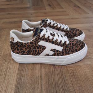 Walnut Platform Léopard Les baskets Walnut Platform Léopard donnent le ton. D'abord, inspirées du skate puis, modernisées par une semelle compensée. Un modèle au style affirmé, entre vintage et contemporain. Ces baskets léopard femme reprennent les codes du modèle WALNUT. Une silhouette basse. Une semelle de 4 cm qui allonge la ligne. Un motif léopard qui contraste avec les empiècements marron pour une touche graphique. La tige est en textile recyclé. Les empiècements en PU ajoutent structure et résistance. Les lacets en coton finalisent ces baskets léopard femme avec sobriété. Ce modèle est certifié végan par PETA. Faciles à porter, les baskets léopard femme WALNUT PLATFORM s’associent à un denim brut, une robe longue ou un pantalon fluide. Pour marcher, rouler, ou simplement profiter de la journée. La marque Faguo est une marque française créée en 2009 par Frédéric Mugnier et Nicolas Rohr, alors qu'ils étaient encore étudiants et seulement âgés de 22 ans. C'est au cours d'un voyage universitaire en Chine qu'ils vont concevoir le projet Faguo. Il s'agit d'ailleurs d'un nom chinois signifiant tout simplement "France". Dans une démarche de responsabilité sociale et environnementale, ils vont imaginer le principe suivant : pour chaque produit Faguo acheté, un arbre sera planté en France. Et ce premier produit sera une simple tennis en toile ornée d'un bouton en noix de coco, représentant cet engagement. Leur concept va connaître un véritable succès qui va mener la marque à lancer de nouveaux modèles.