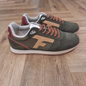Faguo ELM Suède La sneaker Faguo ELM Suède est une running lifestyle d'inspiration rétro. Ce modèle est pensé pour la pratique du vélo avec son empiècement réfléchissant à l'arrière. Sa semelle en EVA garantit sa légèreté et son confort. Elle apporte une touche parfaite à un look d'intemporel. La marque Faguo est une marque française créée en 2009 par Frédéric Mugnier et Nicolas Rohr, alors qu'ils étaient encore étudiants et seulement âgés de 22 ans. C'est au cours d'un voyage universitaire en Chine qu'ils vont concevoir le projet Faguo. Il s'agit d'ailleurs d'un nom chinois signifiant tout simplement "France". Dans une démarche de responsabilité sociale et environnementale, ils vont imaginer le principe suivant : pour chaque produit Faguo acheté, un arbre sera planté en France. Et ce premier produit sera une simple tennis en toile ornée d'un bouton en noix de coco, représentant cet engagement. Leur concept va connaître un véritable succès qui va mener la marque à lancer de nouveaux modèles.