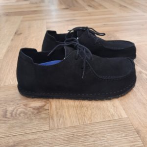 Utti Lace Suède- utti lace black-Pour les modèles en cuir: Utilisez un linge légèrement humidifié pour frotter délicatement les taches. Attention à ne pas trop imbiber la chaussure d'eau, car elle pourrait endommager le cuir. Pour les taches tenaces, une brosse à poils doux fera l'affaire. - Pour les modèles en daim : Le daim est une matière plus délicate, donc oubliez l'eau ! Celle-ci pourrait laisser des traces irréversibles. Optez plutôt pour des produits de nettoyage spécialement conçus pour le daim. Vous en trouverez facilement en ligne, par exemple chez UGG.