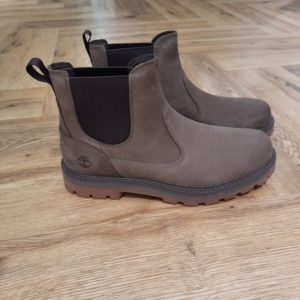 Chelsea Britton Road- timberland britton road mid-Style TB0A6A4WEM5 Affichez une élégance naturelle en optant pour le confort et la praticité de nos bottines Chelsea Britton Road à enfiler. Elles associent un extérieur en cuir Premium Timberland® Leather et une doublure en tissu ReBOTL™ contenant 50 % de plastique PET recyclé. La semelle intermédiaire en EVA et le Timbercush™ Comfort System offrent un amorti agréable, tandis que la semelle extérieure crantée TimberGrip™ assure une bonne adhérence.