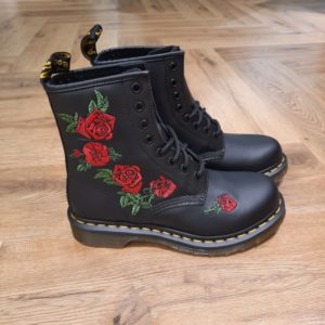 1460 Vonda Floral Les 1460 sont les toutes premières bottes Dr. Martens : cette version reste fidèle à l’original tout en s’inspirant de nos bottes 1914 Vonda à 14 œillets, avec un motif à roses brodé sur le côté des bottes. The History of Dr. Martens Dr. Martens s'attache aux personnes qui ont leur propre style mais qui partagent un même esprit, des personnes authentiques qui représentent quelque chose de concret. Qui aiment s'exprimer honnêtement. Qui sont différentes. Sur un plan stylistique, les silhouettes épurées de Dr. Martens permettent à celles et ceux qui les portent de les intégrer à leur style individuel et unique. Sur un plan pratique, la solidité et le confort réputés de nos chaussures les rendent parfaites pour un quotidien partagé entre concert et mode urbaine. Et finalement, sur un plan émotionnel, elles sont une marque d'attitude et de confiance en soi. Mais ça n'a pas toujours été le cas. À l'origine, Dr. Martens proposait des boots de travail simples qui ont même brièvement été vendues comme des chaussures de jardinage. Donc comment est-ce que ces boots utilitaires sont devenues l'une des icônes culturelles les plus importantes de notre époque moderne ? C'est une histoire unique et intéressante...