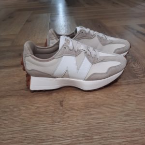 New Balance 327ASL La popularité croissante de la cap dans les années 1970 a fait passer les exigences en matière de chaussures de running à un niveau élevé de performance. Bien que les modèles de l'époque puissent sembler simples en comparaison avec les normes d'aujourd'hui, cette décennie a marqué l'essor de ce type de chaussures. Le modèle 327 présente les années 1970 comme une période d'innovation en revisitant les éléments de design classiques avec une vision audacieuse et résolument contemporaine. Avec une version angulaire de la silhouette compensée traditionnelle, un logo « N » asymétrique et une semelle extérieure à crampons d'inspiration trail, la 327 réinvente complètement notre patrimoine en matière de chaussures de running. La marque New balance est une marque authentique depuis en 1906. Elle produit et fabrique des chaussures dans tous les domaines sportifs. Ce qui fait de New Balance la plus grande marque de chaussures au monde. Le nom New Balance est synonyme de qualité. Il n'est donc pas étonnant que la marque ait 100 ans d'histoire. Son slogan "a more intelligent approach to building shoes" décrit très bien l'éthique de l'entreprise. Les sneakers New Balance sont résolument orientées vers la meilleure performance possible, sans pour autant négliger l'aspect esthétique. Tous les produits ont cependant en commun la même idée de base : fournir le mélange parfait de performance et de mode. C'est exactement ce que les amateurs de New Balance apprécient.