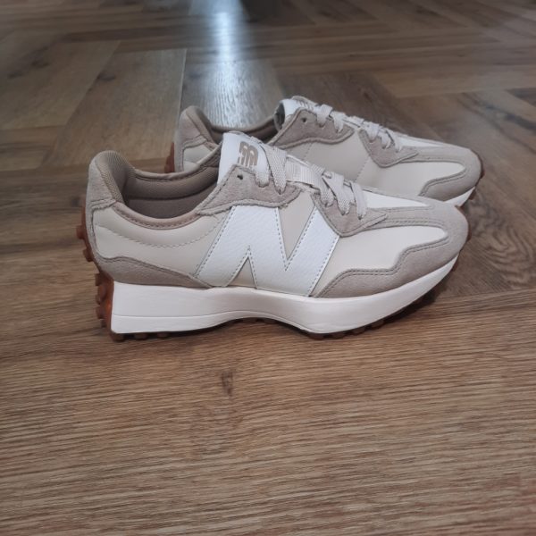New Balance 327ASL La popularité croissante de la cap dans les années 1970 a fait passer les exigences en matière de chaussures de running à un niveau élevé de performance. Bien que les modèles de l'époque puissent sembler simples en comparaison avec les normes d'aujourd'hui, cette décennie a marqué l'essor de ce type de chaussures. Le modèle 327 présente les années 1970 comme une période d'innovation en revisitant les éléments de design classiques avec une vision audacieuse et résolument contemporaine. Avec une version angulaire de la silhouette compensée traditionnelle, un logo « N » asymétrique et une semelle extérieure à crampons d'inspiration trail, la 327 réinvente complètement notre patrimoine en matière de chaussures de running. La marque New balance est une marque authentique depuis en 1906. Elle produit et fabrique des chaussures dans tous les domaines sportifs. Ce qui fait de New Balance la plus grande marque de chaussures au monde. Le nom New Balance est synonyme de qualité. Il n'est donc pas étonnant que la marque ait 100 ans d'histoire. Son slogan "a more intelligent approach to building shoes" décrit très bien l'éthique de l'entreprise. Les sneakers New Balance sont résolument orientées vers la meilleure performance possible, sans pour autant négliger l'aspect esthétique. Tous les produits ont cependant en commun la même idée de base : fournir le mélange parfait de performance et de mode. C'est exactement ce que les amateurs de New Balance apprécient.