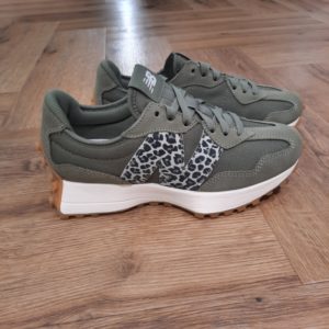 New Balance 327LPB La popularité croissante de la cap dans les années 1970 a fait passer les exigences en matière de chaussures de running à un niveau élevé de performance. Bien que les modèles de l'époque puissent sembler simples en comparaison avec les normes d'aujourd'hui, cette décennie a marqué l'essor de ce type de chaussures. Le modèle 327 présente les années 1970 comme une période d'innovation en revisitant les éléments de design classiques avec une vision audacieuse et résolument contemporaine. Avec une version angulaire de la silhouette compensée traditionnelle, un logo « N » asymétrique et une semelle extérieure à crampons d'inspiration trail, la 327 réinvente complètement notre patrimoine en matière de chaussures de running. La marque New balance est une marque authentique depuis en 1906. Elle produit et fabrique des chaussures dans tous les domaines sportifs. Ce qui fait de New Balance la plus grande marque de chaussures au monde. Le nom New Balance est synonyme de qualité. Il n'est donc pas étonnant que la marque ait 100 ans d'histoire. Son slogan "a more intelligent approach to building shoes" décrit très bien l'éthique de l'entreprise. Les sneakers New Balance sont résolument orientées vers la meilleure performance possible, sans pour autant négliger l'aspect esthétique. Tous les produits ont cependant en commun la même idée de base : fournir le mélange parfait de performance et de mode. C'est exactement ce que les amateurs de New Balance apprécient.
