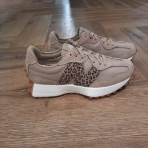 New Balance 327LPA La popularité croissante de la cap dans les années 1970 a fait passer les exigences en matière de chaussures de running à un niveau élevé de performance. Bien que les modèles de l'époque puissent sembler simples en comparaison avec les normes d'aujourd'hui, cette décennie a marqué l'essor de ce type de chaussures. Le modèle 327 présente les années 1970 comme une période d'innovation en revisitant les éléments de design classiques avec une vision audacieuse et résolument contemporaine. Avec une version angulaire de la silhouette compensée traditionnelle, un logo « N » asymétrique et une semelle extérieure à crampons d'inspiration trail, la 327 réinvente complètement notre patrimoine en matière de chaussures de running. La marque New balance est une marque authentique depuis en 1906. Elle produit et fabrique des chaussures dans tous les domaines sportifs. Ce qui fait de New Balance la plus grande marque de chaussures au monde. Le nom New Balance est synonyme de qualité. Il n'est donc pas étonnant que la marque ait 100 ans d'histoire. Son slogan "a more intelligent approach to building shoes" décrit très bien l'éthique de l'entreprise. Les sneakers New Balance sont résolument orientées vers la meilleure performance possible, sans pour autant négliger l'aspect esthétique. Tous les produits ont cependant en commun la même idée de base : fournir le mélange parfait de performance et de mode. C'est exactement ce que les amateurs de New Balance apprécient.