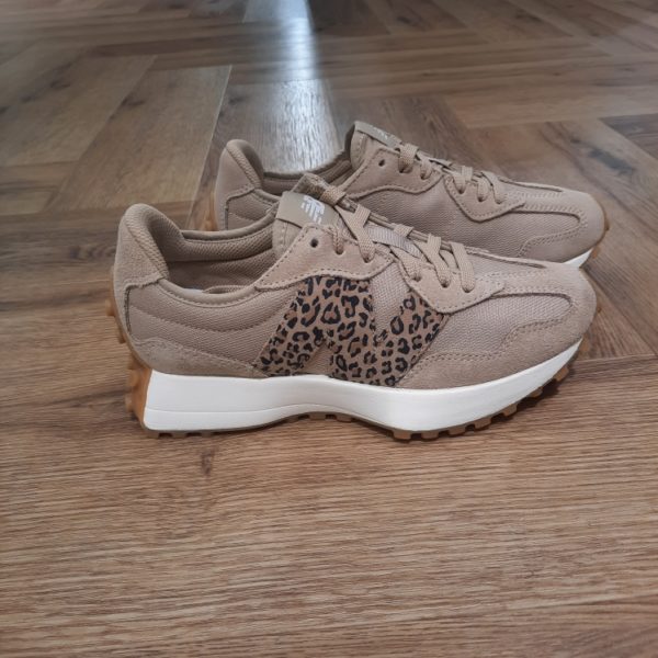 New Balance 327LPA La popularité croissante de la cap dans les années 1970 a fait passer les exigences en matière de chaussures de running à un niveau élevé de performance. Bien que les modèles de l'époque puissent sembler simples en comparaison avec les normes d'aujourd'hui, cette décennie a marqué l'essor de ce type de chaussures. Le modèle 327 présente les années 1970 comme une période d'innovation en revisitant les éléments de design classiques avec une vision audacieuse et résolument contemporaine. Avec une version angulaire de la silhouette compensée traditionnelle, un logo « N » asymétrique et une semelle extérieure à crampons d'inspiration trail, la 327 réinvente complètement notre patrimoine en matière de chaussures de running. La marque New balance est une marque authentique depuis en 1906. Elle produit et fabrique des chaussures dans tous les domaines sportifs. Ce qui fait de New Balance la plus grande marque de chaussures au monde. Le nom New Balance est synonyme de qualité. Il n'est donc pas étonnant que la marque ait 100 ans d'histoire. Son slogan "a more intelligent approach to building shoes" décrit très bien l'éthique de l'entreprise. Les sneakers New Balance sont résolument orientées vers la meilleure performance possible, sans pour autant négliger l'aspect esthétique. Tous les produits ont cependant en commun la même idée de base : fournir le mélange parfait de performance et de mode. C'est exactement ce que les amateurs de New Balance apprécient.