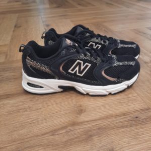 New Balance 530CRB Ajoute une touche rétro spectaculaire à ton quotidien avec les New Balance 530CRB. Offrant un confort haute technologie, ces baskets audacieuses allient style rétro et esthétique sportive moderne. La tige en synthétique et en mesh garantit durabilité et respirabilité, pour garder tes pieds confortablement au frais tout au long de la journée. Leur semelle intermédiaire ABZORB offre amorti et résistance à la compression, pour une protection optimale contre les chocs et pour alléger ta démarche où que tu ailles. La marque New balance est une marque authentique depuis en 1906. Elle produit et fabrique des chaussures dans tous les domaines sportifs. Ce qui fait de New Balance la plus grande marque de chaussures au monde. Le nom New Balance est synonyme de qualité. Il n'est donc pas étonnant que la marque ait 100 ans d'histoire. Son slogan "a more intelligent approach to building shoes" décrit très bien l'éthique de l'entreprise. Les sneakers New Balance sont résolument orientées vers la meilleure performance possible, sans pour autant négliger l'aspect esthétique. Tous les produits ont cependant en commun la même idée de base : fournir le mélange parfait de performance et de mode. C'est exactement ce que les amateurs de New Balance apprécient.