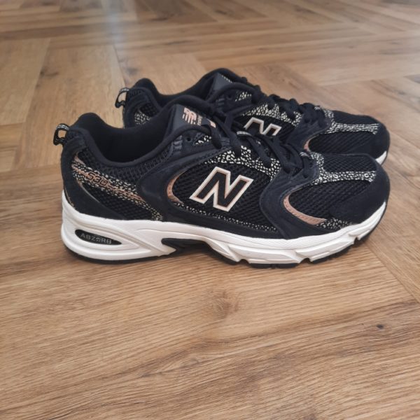 New Balance 530CRB Ajoute une touche rétro spectaculaire à ton quotidien avec les New Balance 530CRB. Offrant un confort haute technologie, ces baskets audacieuses allient style rétro et esthétique sportive moderne. La tige en synthétique et en mesh garantit durabilité et respirabilité, pour garder tes pieds confortablement au frais tout au long de la journée. Leur semelle intermédiaire ABZORB offre amorti et résistance à la compression, pour une protection optimale contre les chocs et pour alléger ta démarche où que tu ailles. La marque New balance est une marque authentique depuis en 1906. Elle produit et fabrique des chaussures dans tous les domaines sportifs. Ce qui fait de New Balance la plus grande marque de chaussures au monde. Le nom New Balance est synonyme de qualité. Il n'est donc pas étonnant que la marque ait 100 ans d'histoire. Son slogan "a more intelligent approach to building shoes" décrit très bien l'éthique de l'entreprise. Les sneakers New Balance sont résolument orientées vers la meilleure performance possible, sans pour autant négliger l'aspect esthétique. Tous les produits ont cependant en commun la même idée de base : fournir le mélange parfait de performance et de mode. C'est exactement ce que les amateurs de New Balance apprécient.