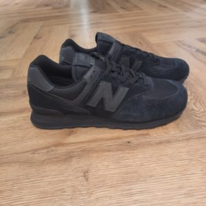 New Balance 574EVE « La chaussure la plus New Balance de tous les temps », c'est explicite, n'est-ce pas ? Pas tout à fait. La 574 pourrait être notre icône la plus improbable. La 574 a été conçue pour être une chaussure fiable capable d’accomplir plein de choses différentes plutôt que d'être une plateforme de technologies révolutionnaires ou vitrine de matériaux haut de gamme. Cette polyvalence modeste et sans prétention, c’est exactement ce qui a propulsé la 574 parmi les meilleures chaussures de tous les temps. Modèle hybride route/trail avec une forme plus large que les modèles étroits de la génération précédente, la 574 offrait un mélange unique de nouveautés, de différences, de simplicité, de robustesse, de durabilité et de confort qui l'ont rendue incontournable dans toute la planète. C'est pourquoi aujourd'hui, la 574 incarne si bien le style New Balance défiant les frontières et porté par tout le monde. La marque New balance est une marque authentique depuis en 1906. Elle produit et fabrique des chaussures dans tous les domaines sportifs. Ce qui fait de New Balance la plus grande marque de chaussures au monde. Le nom New Balance est synonyme de qualité. Il n'est donc pas étonnant que la marque ait 100 ans d'histoire. Son slogan "a more intelligent approach to building shoes" décrit très bien l'éthique de l'entreprise. Les sneakers New Balance sont résolument orientées vers la meilleure performance possible, sans pour autant négliger l'aspect esthétique. Tous les produits ont cependant en commun la même idée de base : fournir le mélange parfait de performance et de mode. C'est exactement ce que les amateurs de New Balance apprécient.
