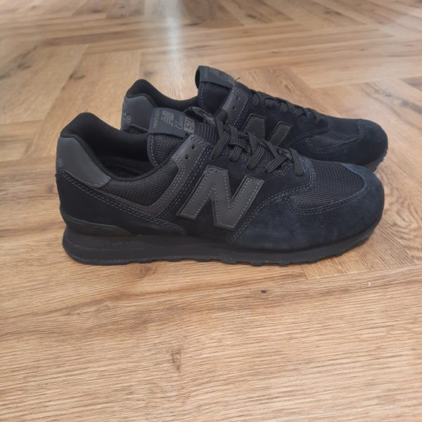 New Balance 574EVE « La chaussure la plus New Balance de tous les temps », c'est explicite, n'est-ce pas ? Pas tout à fait. La 574 pourrait être notre icône la plus improbable. La 574 a été conçue pour être une chaussure fiable capable d’accomplir plein de choses différentes plutôt que d'être une plateforme de technologies révolutionnaires ou vitrine de matériaux haut de gamme. Cette polyvalence modeste et sans prétention, c’est exactement ce qui a propulsé la 574 parmi les meilleures chaussures de tous les temps. Modèle hybride route/trail avec une forme plus large que les modèles étroits de la génération précédente, la 574 offrait un mélange unique de nouveautés, de différences, de simplicité, de robustesse, de durabilité et de confort qui l'ont rendue incontournable dans toute la planète. C'est pourquoi aujourd'hui, la 574 incarne si bien le style New Balance défiant les frontières et porté par tout le monde. La marque New balance est une marque authentique depuis en 1906. Elle produit et fabrique des chaussures dans tous les domaines sportifs. Ce qui fait de New Balance la plus grande marque de chaussures au monde. Le nom New Balance est synonyme de qualité. Il n'est donc pas étonnant que la marque ait 100 ans d'histoire. Son slogan "a more intelligent approach to building shoes" décrit très bien l'éthique de l'entreprise. Les sneakers New Balance sont résolument orientées vers la meilleure performance possible, sans pour autant négliger l'aspect esthétique. Tous les produits ont cependant en commun la même idée de base : fournir le mélange parfait de performance et de mode. C'est exactement ce que les amateurs de New Balance apprécient.