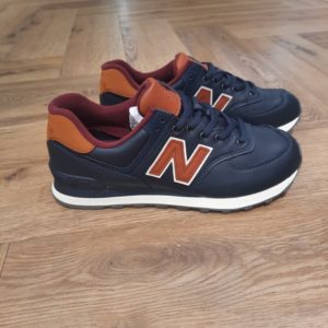 New Balance 574OMC « La chaussure la plus New Balance de tous les temps », c'est explicite, n'est-ce pas ? Pas tout à fait. La 574 pourrait être notre icône la plus improbable. La 574 a été conçue pour être une chaussure fiable capable d’accomplir plein de choses différentes plutôt que d'être une plateforme de technologies révolutionnaires ou vitrine de matériaux haut de gamme. Cette polyvalence modeste et sans prétention, c’est exactement ce qui a propulsé la 574 parmi les meilleures chaussures de tous les temps. Modèle hybride route/trail avec une forme plus large que les modèles étroits de la génération précédente, la 574 offrait un mélange unique de nouveautés, de différences, de simplicité, de robustesse, de durabilité et de confort qui l'ont rendue incontournable dans toute la planète. C'est pourquoi aujourd'hui, la 574 incarne si bien le style New Balance défiant les frontières et porté par tout le monde. La marque New balance est une marque authentique depuis en 1906. Elle produit et fabrique des chaussures dans tous les domaines sportifs. Ce qui fait de New Balance la plus grande marque de chaussures au monde. Le nom New Balance est synonyme de qualité. Il n'est donc pas étonnant que la marque ait 100 ans d'histoire. Son slogan "a more intelligent approach to building shoes" décrit très bien l'éthique de l'entreprise. Les sneakers New Balance sont résolument orientées vers la meilleure performance possible, sans pour autant négliger l'aspect esthétique. Tous les produits ont cependant en commun la même idée de base : fournir le mélange parfait de performance et de mode. C'est exactement ce que les amateurs de New Balance apprécient.