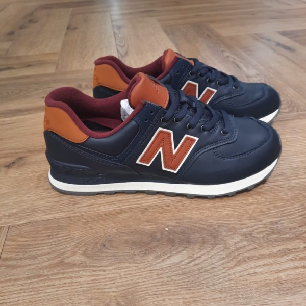 New Balance 574OMC « La chaussure la plus New Balance de tous les temps », c'est explicite, n'est-ce pas ? Pas tout à fait. La 574 pourrait être notre icône la plus improbable. La 574 a été conçue pour être une chaussure fiable capable d’accomplir plein de choses différentes plutôt que d'être une plateforme de technologies révolutionnaires ou vitrine de matériaux haut de gamme. Cette polyvalence modeste et sans prétention, c’est exactement ce qui a propulsé la 574 parmi les meilleures chaussures de tous les temps. Modèle hybride route/trail avec une forme plus large que les modèles étroits de la génération précédente, la 574 offrait un mélange unique de nouveautés, de différences, de simplicité, de robustesse, de durabilité et de confort qui l'ont rendue incontournable dans toute la planète. C'est pourquoi aujourd'hui, la 574 incarne si bien le style New Balance défiant les frontières et porté par tout le monde. La marque New balance est une marque authentique depuis en 1906. Elle produit et fabrique des chaussures dans tous les domaines sportifs. Ce qui fait de New Balance la plus grande marque de chaussures au monde. Le nom New Balance est synonyme de qualité. Il n'est donc pas étonnant que la marque ait 100 ans d'histoire. Son slogan "a more intelligent approach to building shoes" décrit très bien l'éthique de l'entreprise. Les sneakers New Balance sont résolument orientées vers la meilleure performance possible, sans pour autant négliger l'aspect esthétique. Tous les produits ont cependant en commun la même idée de base : fournir le mélange parfait de performance et de mode. C'est exactement ce que les amateurs de New Balance apprécient.