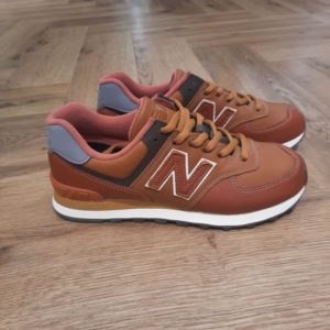 New Balance 574OMA « La chaussure la plus New Balance de tous les temps », c'est explicite, n'est-ce pas ? Pas tout à fait. La 574 pourrait être notre icône la plus improbable. La 574 a été conçue pour être une chaussure fiable capable d’accomplir plein de choses différentes plutôt que d'être une plateforme de technologies révolutionnaires ou vitrine de matériaux haut de gamme. Cette polyvalence modeste et sans prétention, c’est exactement ce qui a propulsé la 574 parmi les meilleures chaussures de tous les temps. Modèle hybride route/trail avec une forme plus large que les modèles étroits de la génération précédente, la 574 offrait un mélange unique de nouveautés, de différences, de simplicité, de robustesse, de durabilité et de confort qui l'ont rendue incontournable dans toute la planète. C'est pourquoi aujourd'hui, la 574 incarne si bien le style New Balance défiant les frontières et porté par tout le monde. La marque New balance est une marque authentique depuis en 1906. Elle produit et fabrique des chaussures dans tous les domaines sportifs. Ce qui fait de New Balance la plus grande marque de chaussures au monde. Le nom New Balance est synonyme de qualité. Il n'est donc pas étonnant que la marque ait 100 ans d'histoire. Son slogan "a more intelligent approach to building shoes" décrit très bien l'éthique de l'entreprise. Les sneakers New Balance sont résolument orientées vers la meilleure performance possible, sans pour autant négliger l'aspect esthétique. Tous les produits ont cependant en commun la même idée de base : fournir le mélange parfait de performance et de mode. C'est exactement ce que les amateurs de New Balance apprécient.