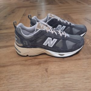 New Balance 878MG1 Inspirée de nos baskets de course des années 1980, la New Balance 878MG1 est un modèle historique ressuscité de nos archives. Tout d'abord, son empeigne détaillée en daim et en mesh affiche un style résolument classique. Puis, sa semelle intermédiaire inspirée par la performance fournit un confort qui dure toute la journée, au quotidien. L'unité de semelle de la 878 est dotée d'une mousse EVA moulée par compression et d'un amorti ABZORB résistant aux chocs au niveau du talon et de l'avant-pied. La marque New balance est une marque authentique depuis en 1906. Elle produit et fabrique des chaussures dans tous les domaines sportifs. Ce qui fait de New Balance la plus grande marque de chaussures au monde. Le nom New Balance est synonyme de qualité. Il n'est donc pas étonnant que la marque ait 100 ans d'histoire. Son slogan "a more intelligent approach to building shoes" décrit très bien l'éthique de l'entreprise. Les sneakers New Balance sont résolument orientées vers la meilleure performance possible, sans pour autant négliger l'aspect esthétique. Tous les produits ont cependant en commun la même idée de base : fournir le mélange parfait de performance et de mode. C'est exactement ce que les amateurs de New Balance apprécient.