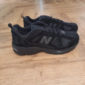 New Balance 878XL Inspirée de nos baskets de course des années 1980, la New Balance 878XL est un modèle historique ressuscité de nos archives. Tout d'abord, son empeigne détaillée en daim et en mesh affiche un style résolument classique. Puis, sa semelle intermédiaire inspirée par la performance fournit un confort qui dure toute la journée, au quotidien. L'unité de semelle de la 878 est dotée d'une mousse EVA moulée par compression et d'un amorti ABZORB résistant aux chocs au niveau du talon et de l'avant-pied. La marque New balance est une marque authentique depuis en 1906. Elle produit et fabrique des chaussures dans tous les domaines sportifs. Ce qui fait de New Balance la plus grande marque de chaussures au monde. Le nom New Balance est synonyme de qualité. Il n'est donc pas étonnant que la marque ait 100 ans d'histoire. Son slogan "a more intelligent approach to building shoes" décrit très bien l'éthique de l'entreprise. Les sneakers New Balance sont résolument orientées vers la meilleure performance possible, sans pour autant négliger l'aspect esthétique. Tous les produits ont cependant en commun la même idée de base : fournir le mélange parfait de performance et de mode. C'est exactement ce que les amateurs de New Balance apprécient.