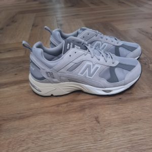 New Balance 878MT1 Inspirée de nos baskets de course des années 1980, la New Balance 878MT1 est un modèle historique ressuscité de nos archives. L'empeigne détaillée en daim et en mesh affiche un style résolument classique, et la semelle intermédiaire inspirée par la performance fournit un confort qui dure toute la journée, au quotidien. L'unité de semelle de la 878 est dotée d'une mousse EVA moulée par compression et d'un amorti ABZORB résistant aux chocs au niveau du talon et de l'avant-pied. La marque New balance est une marque authentique depuis en 1906. Elle produit et fabrique des chaussures dans tous les domaines sportifs. Ce qui fait de New Balance la plus grande marque de chaussures au monde. Le nom New Balance est synonyme de qualité. Il n'est donc pas étonnant que la marque ait 100 ans d'histoire. Son slogan "a more intelligent approach to building shoes" décrit très bien l'éthique de l'entreprise. Les sneakers New Balance sont résolument orientées vers la meilleure performance possible, sans pour autant négliger l'aspect esthétique. Tous les produits ont cependant en commun la même idée de base : fournir le mélange parfait de performance et de mode. C'est exactement ce que les amateurs de New Balance apprécient.