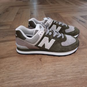 New Balance 574BWS-sneakers new balance 574 pour homme en kaki-L'histoire de New Balance commence en 1906 à Boston, dans le Massachusetts, avec des semelles intérieures de chaussures pour les personnes ayant des problèmes de pieds. Aujourd'hui, New Balance est non seulement l'un des fabricants de chaussures de course les plus innovants, mais aussi l'un des plus anciens. Du marathonien ambitieux au coureur de loisir, pour un entraînement rapide sur l'asphalte ou une course de trail en montagne, New Balance propose la chaussure adaptée à chaque situation. Avec ses origines dans l'industrie de la course à pied, la marque est aujourd'hui également l'un des principaux fabricants de chaussures de style de vie et façonne le marché avec des silhouettes classiques mais souvent audacieuses. Les palettes de couleurs et de styles polyvalentes de New Balance offrent quelque chose à chaque tête de sneaker et la marque jouit d'un statut culte, surtout avec les modèles traditionnels. 1906 La marque New Balance a été créée par le cordonnier orthopédiste William R. Riley. Alors qu’il observait des poules dans son jardin et constatait qu’elles avaient une position extrêmement stable avec leurs trois griffes, il eut l‘idée de développer une nouvelle semelle intérieure à trois appuis. Pour lui, c’était la «nouvelle balance». Et en même temps, il avait trouvé le nom adéquat pour son entreprise