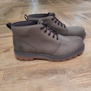 Chaussures Britton Road- britton road marron-Style TB0A69TWEM5 Ces bottines Chukka sont conçues pour ceux qui aiment les balades en pleine nature ou dans les parcs de leur quartier, tout en affichant un style moderne. Développées pour offrir confort et durabilité, l’assise plantaire en mousse à mémoire de forme OrthoLite® Impressions amortit chaque foulée et la membrane imperméable TimberDry™ protège des intempéries, tout en gardant les pieds au sec