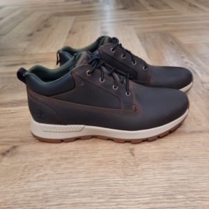 Timberland Killington Trekker Découvrez les baskets mi-hautes Timberland Killington Trekker pour homme, un modèle qui allie confort et durabilité. Confectionnées en cuir marron de qualité, ces chaussures se distinguent par leur style intemporel et leur robustesse. Leur doublure en textile assure une parfaite régulation de l'humidité, tandis que la semelle extérieure synthétique offre une traction supérieure et une adhérence fiable sur toutes les surfaces. Disponibles en plusieurs tailles allant de 39 à 48, ces baskets sauront répondre à toutes vos attentes. Style et tendances Dans l'univers de la mode masculine, les Timberland Killington Trekker occupent une place de choix avec leur design élégant et fonctionnel. Idéales pour un look casual ou sportif, ces baskets conviennent parfaitement pour la saison automne-hiver, vous offrant un confort optimal lors de vos promenades urbaines ou escapades en plein air. Leur teinte marron polyvalente se marie aisément avec une variété de tenues, permettant ainsi une grande flexibilité stylée, que ce soit pour un rendez-vous professionnel ou un week-end décontracté.