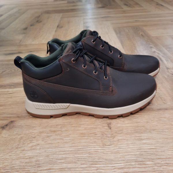 Timberland Killington Trekker Découvrez les baskets mi-hautes Timberland Killington Trekker pour homme, un modèle qui allie confort et durabilité. Confectionnées en cuir marron de qualité, ces chaussures se distinguent par leur style intemporel et leur robustesse. Leur doublure en textile assure une parfaite régulation de l'humidité, tandis que la semelle extérieure synthétique offre une traction supérieure et une adhérence fiable sur toutes les surfaces. Disponibles en plusieurs tailles allant de 39 à 48, ces baskets sauront répondre à toutes vos attentes. Style et tendances Dans l'univers de la mode masculine, les Timberland Killington Trekker occupent une place de choix avec leur design élégant et fonctionnel. Idéales pour un look casual ou sportif, ces baskets conviennent parfaitement pour la saison automne-hiver, vous offrant un confort optimal lors de vos promenades urbaines ou escapades en plein air. Leur teinte marron polyvalente se marie aisément avec une variété de tenues, permettant ainsi une grande flexibilité stylée, que ce soit pour un rendez-vous professionnel ou un week-end décontracté.