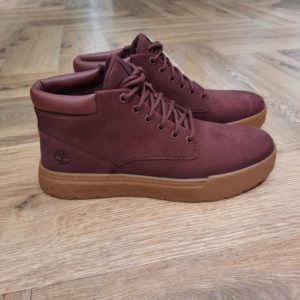 Baskets Maple Grove- maple grove mid burgundy-Fabriquées avec une tige en cuir de qualité supérieure, ces chaussures assurent une durabilité sans faille. Leur doublure en tissu respirant garde vos pieds au sec, même lors des aventures les plus intenses. Vous apprécierez également leur semelle intermédiaire en EVA, qui offre un amorti optimal et un soutien indispensable pour réduire la fatigue.