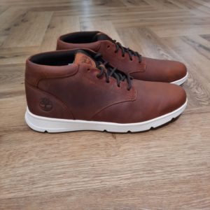 Timberland Parker Street Avec son style simple et épuré, la basket mi-haute à lacets Timberland Parker Street est parfaite au quotidien. Sa tige en cuir Premium Timberland® Leather contraste avec sa semelle extérieure blanche ultra-élégante pour un look à la fois soigné et décontracté. Son assise plantaire OrthoLite® assure un confort optimal tout au long de la journée, tandis que sa semelle extérieure en caoutchouc procure une adhérence idéale pour toutes vos aventures, petites et grandes. La marque L'origine la marque remonte à 1952, sous la Abington Shoes Company. Elle a été créée par Nathan Swartz dans la ville américaine de Boston. À la base, il imagine un procédé qui rend ses boots étanches et introduit le nom Timberland (timber pour "bois" et land pour "terre") pour la première fois en 1973. L'iconique Yellow Boots fait de Timberland un véritable succès. À la fin des années 70, Timberland commence à produire des boots plus casual et des chaussures bateau. La marque se développe réellement à l'international dans les années 80. Elle devient une marque plus lifestyle en commençant à produire également des vêtements puis des accessoires comme des sacs et des montres dans les années 90. En 2011, la marque est rachetée par VF Corporation (propriétaire également de The North Face). Et s'est depuis fortement développée dans le monde et notamment en France où une trentaine de magasins en propre sont aujourd'hui implantés.