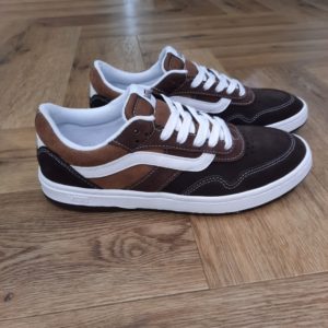 Vans Cruze 3.0 Brown-vans cruze brown-Découvrez un style effortless et un confort toute la journée avec les baskets Vans Cruze 3.0. Ces baskets classiques basses sont un ajout polyvalent à la garde-robe de tout homme, parfaites pour tout, des week-ends décontractés à la tenue quotidienne. La Cruze 3.0 rehausse l´esthétique emblématique de Vans avec une technologie de confort moderne, assurant un ajustement et une sensation supérieurs