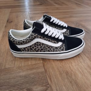 vans old skool leopard-Sneakers Femme Old Skool Leopard-Affirmez votre style avec la Vans Old Skool Leopard , une version audacieuse de l’emblématique silhouette Old Skool. Ce modèle combine le classique noir et blanc avec un imprimé léopard tendance, idéal pour celles et ceux qui veulent faire ressortir leur personnalité. Conçues avec des matériaux de qualité, ces sneakers assurent un confort durable et une allure streetwear affirmée.