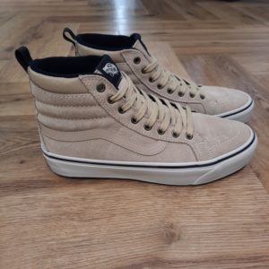 vans sk8 hi beige-Vans Sk8 Hi Tan-L'histoire de Vans commence le 16 mars 1966 en Californie, lorsque Paul Van Doren, son frère James Van Doren et deux autres partenaires créent ensemble The Van Doren Rubber Company. Tous passionnés de sports de glisse, ils fabriquent leur premier modèle, la Vans #44, appelée par la suite la Vans Authentic.