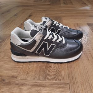 New Balance 574MGS Découvrez l’alliance parfaite entre élégance intemporelle et innovation moderne avec cette paire New Balance 574MGS. D'abord, sa couleur métallisée bronze rehaussée de détails noirs confère à votre tenue une touche sophistiquée. De plus, c'est la paire idéale pour sublimer aussi bien un look décontracté qu’urbain. La matière supérieure, composée de suède et de matériaux synthétiques, offre une durabilité remarquable et un confort optimal tout au long de la journée. La semelle intermédiaire intègre un amorti léger en EVA, garantissant une absorption des chocs efficace, tandis que la semelle extérieure en caoutchouc recyclé assure une adhérence fiable sur toutes les surfaces. Le mesh en polyester recyclé favorise la respirabilité, tout en répondant à une démarche éco-responsable. Grâce au renfort au talon, la stabilité est accrue, et la fermeture à lacets permet un ajustement personnalisé. L’emblématique logo “N” sur le côté et la languette rappellent l’héritage unique de la marque. En concluision, ce modèle convient aux femmes à la recherche d’un équilibre parfait entre style, confort et conscience environnementale. Ces baskets deviendront vite un incontournable de votre garde-robe. La marque New balance est une marque authentique depuis en 1906. Elle produit et fabrique des chaussures dans tous les domaines sportifs. Ce qui fait de New Balance la plus grande marque de chaussures au monde. Le nom New Balance est synonyme de qualité. Il n'est donc pas étonnant que la marque ait 100 ans d'histoire. Son slogan "a more intelligent approach to building shoes" décrit très bien l'éthique de l'entreprise. Les sneakers New Balance sont résolument orientées vers la meilleure performance possible, sans pour autant négliger l'aspect esthétique. Tous les produits ont cependant en commun la même idée de base : fournir le mélange parfait de performance et de mode. C'est exactement ce que les amateurs de New Balance apprécient.
