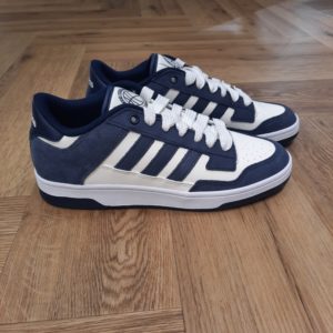 Rapid Court Low Navy Impose ton style issu des parquets. Avec ses détails d'inspiration basketball tout droit sortis de nos archives, cette chaussure basse Adidas Rapid Court Low Navy est prête à t'accompagner partout. Conçue en matière synthétique avec des détails en suède doux, elle possède une semelle cupsole en caoutchouc adhérent. La marque C'est le 18 août 1949 qu'Adi Dassler a démarré l'aventure adidas, avec pour objectif d'améliorer les performances des athlètes. 70 ans plus tard, adidas a laissé sa marque sur le monde du sport, mais aussi celui de la mode, de la musique, de la culture, du développement durable et bien d'autres encore. Voyage avec nous à travers le temps et découvre l'histoire d'adidas avec des modèles qui ont influencé le lifestyle d'aujourd'hui. Juste après la naissance officielle des 3 bandes en 1949, les années 50 ont connu un véritable boom technologique avec des équipements innovants pour les athlètes de classe mondiale. Ainsi, c'est pendant cette décennie qu'est apparue la Samba, toujours portée de nos jours pas les joueurs de Five et de futsal, et toujours présente dans la rue. Pendant les 50's, adidas a développé une chaussure de sprint qui a battu un record du monde et la première chaussure de football conçue avec une semelle en nylon, marquant une vraie nouveauté en termes de confort et de sensations. D'autres modèles ont vu le jour durant cette période, comme la chaussure de basketball Allround, devenue une véritable icône dans les 80's. Ces années ont été révolutionnaires, créant un véritable avant et après pour les sportifs de haut niveau. Mais ce n'était que le début de l'histoire d'adidas.