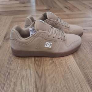 DC Shoes Manteca Tan La Manteca est de retour et plus souple que jamais. En effet, c'est l'un des modèles préférés de DC dans les années 2000. Nous avons remastérisé le style classique pour le remettre au goût du jour avec un bout de pied plus audacieux et une construction légèrement plus fine. Bien sûr, nous l'avons également améliorée avec un confort moderne et des caractéristiques techniques pour un design plus axé sur la performance qui accompagne les combinaisons de couleurs et les variations de tissus en constante évolution. Histoire de la marque Établie en 1994, DC Shoes a été un pionnier dans la culture du skateboard et du snowboard, fusionnant harmonieusement le style et la performance dans des équipements de haute qualité. Co-fondée par Ken Block et Damon Way, la marque a perturbé le paysage en fusionnant musique, art et streetwear avec une confiance audacieuse et une innovation de pointe. En effet, la marque propose des chaussures emblématiques de skate et des baskets stylées aux indispensables de snowboard dernier cri tels que vestes et pantalons. Ainsi, DC continue de repousser les limites avec son esprit rebelle distinctif et son style non conventionnel. Mettant en avant notre engagement envers le snowboard, notre gamme comprend des vestes et des pantalons de snowboard de première qualité, conçus pour des performances optimales sur les pistes. Perpétuant un héritage ancré dans l'authenticité, DC Shoes demeure fidèle à la vision des fondateurs, offrant des produits exceptionnels pour hommes, femmes et enfants qui incarnent l'engagement de la marque envers l'excellence dans les univers du skateboard et du snowboard.