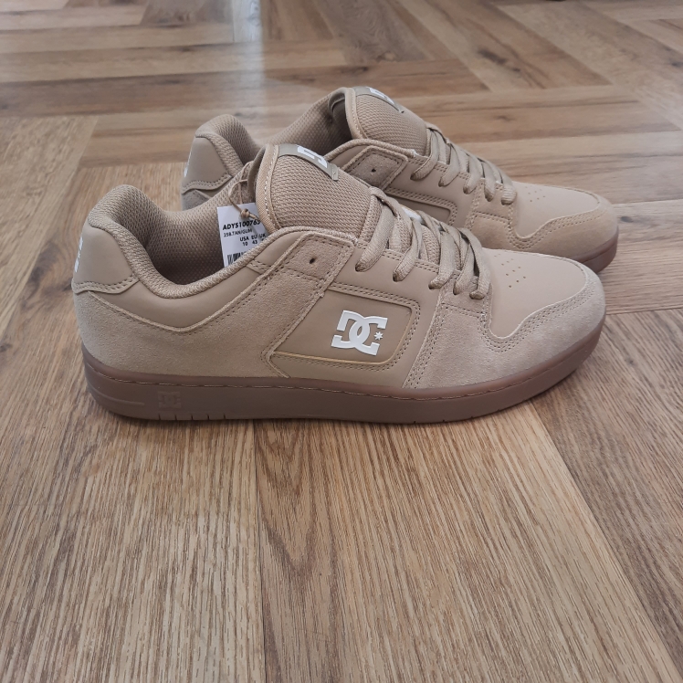 DC Shoes Manteca Tan La Manteca est de retour et plus souple que jamais. En effet, c'est l'un des modèles préférés de DC dans les années 2000. Nous avons remastérisé le style classique pour le remettre au goût du jour avec un bout de pied plus audacieux et une construction légèrement plus fine. Bien sûr, nous l'avons également améliorée avec un confort moderne et des caractéristiques techniques pour un design plus axé sur la performance qui accompagne les combinaisons de couleurs et les variations de tissus en constante évolution. Histoire de la marque Établie en 1994, DC Shoes a été un pionnier dans la culture du skateboard et du snowboard, fusionnant harmonieusement le style et la performance dans des équipements de haute qualité. Co-fondée par Ken Block et Damon Way, la marque a perturbé le paysage en fusionnant musique, art et streetwear avec une confiance audacieuse et une innovation de pointe. En effet, la marque propose des chaussures emblématiques de skate et des baskets stylées aux indispensables de snowboard dernier cri tels que vestes et pantalons. Ainsi, DC continue de repousser les limites avec son esprit rebelle distinctif et son style non conventionnel. Mettant en avant notre engagement envers le snowboard, notre gamme comprend des vestes et des pantalons de snowboard de première qualité, conçus pour des performances optimales sur les pistes. Perpétuant un héritage ancré dans l'authenticité, DC Shoes demeure fidèle à la vision des fondateurs, offrant des produits exceptionnels pour hommes, femmes et enfants qui incarnent l'engagement de la marque envers l'excellence dans les univers du skateboard et du snowboard.