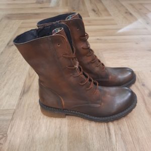 Felmini Felipan Marron Découvrez les bottines à lacets pour femme Felmini Felipan Marron, une paire alliant praticité et confort avec une touche de style intemporel. Tout d'abord, elles sont confectionnées en cuir marron de qualité. En effet, elles garantissent une protection optimale contre le froid grâce à leur doublure intérieure en cuir qui absorbe l’humidité et prévient les frottements inconfortables. De plus, sa semelle en caoutchouc est appréciée pour sa durabilité. Celle ci offre une résistance élevée à l'abrasion et assure une excellente accroche, vous permettant de marcher en toute confiance sur différents types de surfaces. Pour finir, ne manquez pas la fermeture éclair latérale qui facilite l'enfilage tout en apportant une touche pratique à votre quotidien. La marque Felmini propose des chaussures pour femme en cuir, au design à la fois authentique, féminin et résolument tendance. Fabriquées au Portugal, ses bottines et boots se distinguent par leur style bohème rock, leurs finitions patinées et leur confort au quotidien. Des chaussures pensées pour les femmes qui aiment affirmer leur personnalité. Felmini mise sur des matières nobles : cuir patiné, suédé, finition brute ou effet vieilli… Chaque paire est travaillée dans un esprit artisanal, avec des détails soignés et un chaussant confortable. Le design est tendance sans être fragile : ce sont des modèles conçus pour durer. Tous les modèles Felmini sont conçus et fabriqués dans la région de Guimarães, au nord du Portugal. La marque cultive un équilibre entre savoir-faire traditionnel et modernité stylistique, pour offrir aux femmes des chaussures qu’elles peuvent porter tous les jours… mais qui ne passent jamais inaperçues.