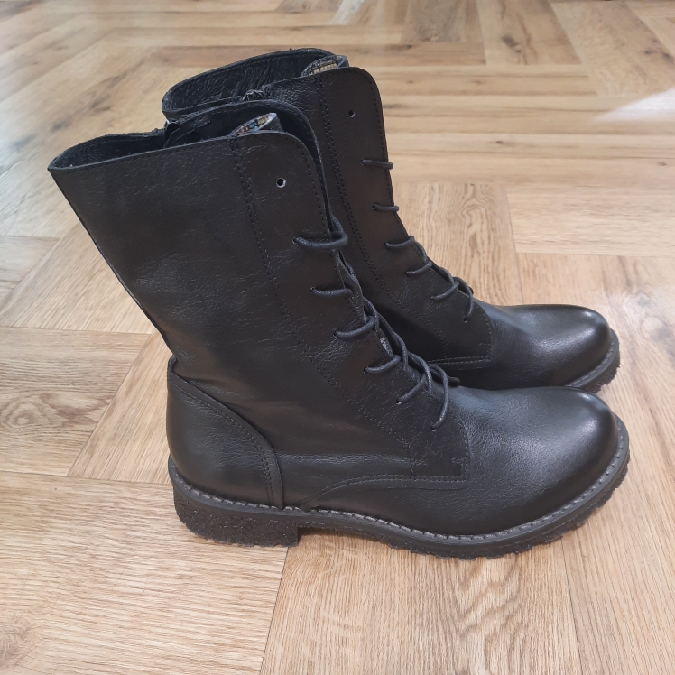 Felmini Felipan Noir Découvrez les bottines à lacets pour femme Felmini Felipan Noir, une paire alliant praticité et confort avec une touche de style intemporel. Tout d'abord, elles sont confectionnées en cuir marron de qualité. En effet, elles garantissent une protection optimale contre le froid grâce à leur doublure intérieure en cuir qui absorbe l’humidité et prévient les frottements inconfortables. De plus, sa semelle en caoutchouc est appréciée pour sa durabilité. Celle ci offre une résistance élevée à l'abrasion et assure une excellente accroche, vous permettant de marcher en toute confiance sur différents types de surfaces. Pour finir, ne manquez pas la fermeture éclair latérale qui facilite l'enfilage tout en apportant une touche pratique à votre quotidien. La marque Felmini propose des chaussures pour femme en cuir, au design à la fois authentique, féminin et résolument tendance. Fabriquées au Portugal, ses bottines et boots se distinguent par leur style bohème rock, leurs finitions patinées et leur confort au quotidien. Des chaussures pensées pour les femmes qui aiment affirmer leur personnalité. Felmini mise sur des matières nobles : cuir patiné, suédé, finition brute ou effet vieilli… Chaque paire est travaillée dans un esprit artisanal, avec des détails soignés et un chaussant confortable. Le design est tendance sans être fragile : ce sont des modèles conçus pour durer. Tous les modèles Felmini sont conçus et fabriqués dans la région de Guimarães, au nord du Portugal. La marque cultive un équilibre entre savoir-faire traditionnel et modernité stylistique, pour offrir aux femmes des chaussures qu’elles peuvent porter tous les jours… mais qui ne passent jamais inaperçues.