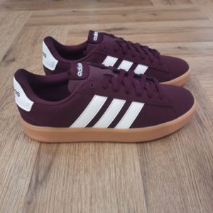 Grand Court Bordeau Stylée mais pratique, cette sneaker adidas Grand Court Bordeau est incontournable. Effectivement, que ce soit pour flâner en ville ou se détendre dans le parc, la tige en suède premium, ornée des 3 bandes, marquera les esprits. De plus, sa semelle Cupsole classique en caoutchouc complète le look, ajoutant une touche sport et assurant une accroche parfait sur tous les terrains. En conclusion, cette sneaker est polyvalente et intemporelle. La marque C'est le 18 août 1949 qu'Adi Dassler a démarré l'aventure adidas, avec pour objectif d'améliorer les performances des athlètes. 70 ans plus tard, adidas a laissé sa marque sur le monde du sport, mais aussi celui de la mode, de la musique, de la culture, du développement durable et bien d'autres encore. Voyage avec nous à travers le temps et découvre l'histoire d'adidas avec des modèles qui ont influencé le lifestyle d'aujourd'hui. Juste après la naissance officielle des 3 bandes en 1949, les années 50 ont connu un véritable boom technologique avec des équipements innovants pour les athlètes de classe mondiale. Ainsi, c'est pendant cette décennie qu'est apparue la Samba, toujours portée de nos jours pas les joueurs de Five et de futsal, et toujours présente dans la rue. Pendant les 50's, adidas a développé une chaussure de sprint qui a battu un record du monde et la première chaussure de football conçue avec une semelle en nylon, marquant une vraie nouveauté en termes de confort et de sensations. D'autres modèles ont vu le jour durant cette période, comme la chaussure de basketball Allround, devenue une véritable icône dans les 80's. Ces années ont été révolutionnaires, créant un véritable avant et après pour les sportifs de haut niveau. Mais ce n'était que le début de l'histoire d'adidas.