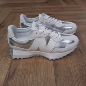 New Balance 327GLA--Baskets basses en cuir mélangé - Argent – 327-Baskets basses WS327GLA finition argentée-L'histoire de New Balance commence en 1906 à Boston, dans le Massachusetts, avec des semelles intérieures de chaussures pour les personnes ayant des problèmes de pieds. Aujourd'hui, New Balance est non seulement l'un des fabricants de chaussures de course les plus innovants, mais aussi l'un des plus anciens. Du marathonien ambitieux au coureur de loisir, pour un entraînement rapide sur l'asphalte ou une course de trail en montagne, New Balance propose la chaussure adaptée à chaque situation.
