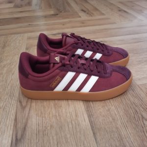 Adidas VL Court Bordeau À la fois simple et audacieuse. Cette sneaker Adidas VL Court Bordeau est conçue en cuir souple et doublée pour plus de confort. L'amorti léger t'offre le maintien dont tu as besoin pendant les journées actives. Elle possède une semelle extérieure en caoutchouc vulcanisé pour plus de souplesse et un style d'inspiration skate. La marque C'est le 18 août 1949 qu'Adi Dassler a démarré l'aventure adidas, avec pour objectif d'améliorer les performances des athlètes. 70 ans plus tard, adidas a laissé sa marque sur le monde du sport, mais aussi celui de la mode, de la musique, de la culture, du développement durable et bien d'autres encore. Voyage avec nous à travers le temps et découvre l'histoire d'adidas avec des modèles qui ont influencé le lifestyle d'aujourd'hui. Juste après la naissance officielle des 3 bandes en 1949, les années 50 ont connu un véritable boom technologique avec des équipements innovants pour les athlètes de classe mondiale. Ainsi, c'est pendant cette décennie qu'est apparue la Samba, toujours portée de nos jours pas les joueurs de Five et de futsal, et toujours présente dans la rue. Pendant les 50's, adidas a développé une chaussure de sprint qui a battu un record du monde et la première chaussure de football conçue avec une semelle en nylon, marquant une vraie nouveauté en termes de confort et de sensations. D'autres modèles ont vu le jour durant cette période, comme la chaussure de basketball Allround, devenue une véritable icône dans les 80's. Ces années ont été révolutionnaires, créant un véritable avant et après pour les sportifs de haut niveau. Mais ce n'était que le début de l'histoire d'adidas.