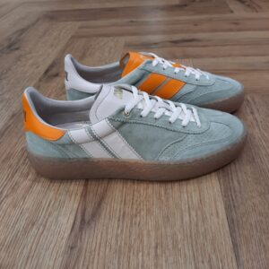 High Pulse Tropic Zest Les High Pulse Tropic Zest sont des sneakers asymétriques de la marque Caval. Revisitée à partir de notre best-seller Pulse, cette version monte d’un cran avec une semelle TR de 4 cm à l’arrière. Un nouveau twist vintage et urbain, inspiré des lignes iconiques des années 90, pour un confort asymétrique… vu d’un peu plus haut. L’histoire de CAVAL Tout d'abord, CAVAL c’est une histoire d’amitié. Trois amis d’école de commerce : Achille, Benoît et Simon. En effet, Simon et Achille se sont rapprochés lorsqu’ils ont découvert qu’ils portaient des chaussures dépareillées depuis leur enfance ! Benoit, un bon ami d’Achille avec une fibre artistique, a été séduit par l’idée de créer des baskets élégamment dépareillées. Il est donc venu compléter l’équipe. Les baskets jouent sur l’asymétrie à travers un jeu des 7 différences qui créé un dialogue entre les deux pieds. Au-delà du dépareillement, les baskets CAVAL sont mixtes, haut de gamme et made in Europe. Ou plus simplement : des baskets Hors Paires. Elles sont fabriquées au Portugal, berceau du savoir-faire de la chaussure en cuir, avec du cuir italien pleine fleur. Côté conception, elles sont imaginées et dessinées en France. Les valeurs Chez CAVAL, la devise est de faire les choses sérieusement sans se prendre au sérieux. Il y a le goût des choses bien faites avec un haut niveau de qualité. Et d’un autre côté, l’envie de prendre le monde au second degré, avec recul. Cela s’exprime dans leur communication décalée et qui joue sur l’actualité ou l’absurde. CAVAL vient de l’expression « être en cavale » que les fondateurs interprètent comme une fuite des codes, des automatismes, et bien sûr, de la symétrie ! Pour conclure, être en CAVAL, c’est se sentir libre d’affirmer sa différence avec originalité et élégance.