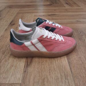 High Pulse Forest Berry Les High Pulse Forest Berry sont des sneakers asymétriques de la marque Caval. Revisitée à partir de notre best-seller Pulse, cette version monte d’un cran avec une semelle TR de 4 cm à l’arrière. Un nouveau twist vintage et urbain, inspiré des lignes iconiques des années 90, pour un confort asymétrique… vu d’un peu plus haut. L’histoire de CAVAL Tout d'abord, CAVAL c’est une histoire d’amitié. Trois amis d’école de commerce : Achille, Benoît et Simon. En effet, Simon et Achille se sont rapprochés lorsqu’ils ont découvert qu’ils portaient des chaussures dépareillées depuis leur enfance ! Benoit, un bon ami d’Achille avec une fibre artistique, a été séduit par l’idée de créer des baskets élégamment dépareillées. Il est donc venu compléter l’équipe. Les baskets jouent sur l’asymétrie à travers un jeu des 7 différences qui créé un dialogue entre les deux pieds. Au-delà du dépareillement, les baskets CAVAL sont mixtes, haut de gamme et made in Europe. Ou plus simplement : des baskets Hors Paires. Elles sont fabriquées au Portugal, berceau du savoir-faire de la chaussure en cuir, avec du cuir italien pleine fleur. Côté conception, elles sont imaginées et dessinées en France. Les valeurs Chez CAVAL, la devise est de faire les choses sérieusement sans se prendre au sérieux. Il y a le goût des choses bien faites avec un haut niveau de qualité. Et d’un autre côté, l’envie de prendre le monde au second degré, avec recul. Cela s’exprime dans leur communication décalée et qui joue sur l’actualité ou l’absurde. CAVAL vient de l’expression « être en cavale » que les fondateurs interprètent comme une fuite des codes, des automatismes, et bien sûr, de la symétrie ! Pour conclure, être en CAVAL, c’est se sentir libre d’affirmer sa différence avec originalité et élégance.