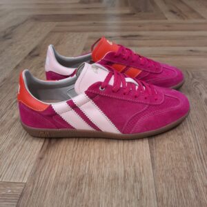 Pulse Pop Flamingo Les Pulse Pop Flamingo sont des sneakers asymétriques de la collection Caval qui fusionnent un look sportswear à l'élégance des paires de handball des années 90. Chaque détail, du bout golf, à la plaque perforée, en passant par les découpes croquet, le cousu Strobel, le lacet tricot et les semelles en gomme affûtées, évoque un style rétro-preppy sophistiqué. Souples et flexibles, elles promettent confort et allure pour toutes vos tenues. Avec 7 différences uniques à découvrir, les Pulse ne sont pas de simples sneakers, c'est un bond en avant pour votre style au quotidien. L’histoire de CAVAL Tout d'abord, CAVAL c’est une histoire d’amitié. Trois amis d’école de commerce : Achille, Benoît et Simon. En effet, Simon et Achille se sont rapprochés lorsqu’ils ont découvert qu’ils portaient des chaussures dépareillées depuis leur enfance ! Benoit, un bon ami d’Achille avec une fibre artistique, a été séduit par l’idée de créer des baskets élégamment dépareillées. Il est donc venu compléter l’équipe. Les baskets jouent sur l’asymétrie à travers un jeu des 7 différences qui créé un dialogue entre les deux pieds. Au-delà du dépareillement, les baskets CAVAL sont mixtes, haut de gamme et made in Europe. Ou plus simplement : des baskets Hors Paires. Elles sont fabriquées au Portugal, berceau du savoir-faire de la chaussure en cuir, avec du cuir italien pleine fleur. Côté conception, elles sont imaginées et dessinées en France. Les valeurs Chez CAVAL, la devise est de faire les choses sérieusement sans se prendre au sérieux. Il y a le goût des choses bien faites avec un haut niveau de qualité. Et d’un autre côté, l’envie de prendre le monde au second degré, avec recul. Cela s’exprime dans leur communication décalée et qui joue sur l’actualité ou l’absurde. CAVAL vient de l’expression « être en cavale » que les fondateurs interprètent comme une fuite des codes, des automatismes, et bien sûr, de la symétrie ! Pour conclure, être en CAVAL, c’est se sentir libre d’affirmer sa différence avec originalité et élégance.