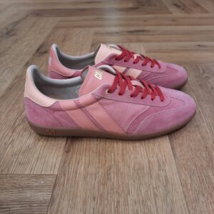 Pulse Pink Melba Les Pulse Pink Melba sont des sneakers asymétriques de la collection Caval qui fusionnent un look sportswear à l'élégance des paires de handball des années 90. Chaque détail, du bout golf, à la plaque perforée, en passant par les découpes croquet, le cousu Strobel, le lacet tricot et les semelles en gomme affûtées, évoque un style rétro-preppy sophistiqué. Souples et flexibles, elles promettent confort et allure pour toutes vos tenues. Avec 7 différences uniques à découvrir, les Pulse ne sont pas de simples sneakers, c'est un bond en avant pour votre style au quotidien. L’histoire de CAVAL Tout d'abord, CAVAL c’est une histoire d’amitié. Trois amis d’école de commerce : Achille, Benoît et Simon. En effet, Simon et Achille se sont rapprochés lorsqu’ils ont découvert qu’ils portaient des chaussures dépareillées depuis leur enfance ! Benoit, un bon ami d’Achille avec une fibre artistique, a été séduit par l’idée de créer des baskets élégamment dépareillées. Il est donc venu compléter l’équipe. Les baskets jouent sur l’asymétrie à travers un jeu des 7 différences qui créé un dialogue entre les deux pieds. Au-delà du dépareillement, les baskets CAVAL sont mixtes, haut de gamme et made in Europe. Ou plus simplement : des baskets Hors Paires. Elles sont fabriquées au Portugal, berceau du savoir-faire de la chaussure en cuir, avec du cuir italien pleine fleur. Côté conception, elles sont imaginées et dessinées en France. Les valeurs Chez CAVAL, la devise est de faire les choses sérieusement sans se prendre au sérieux. Il y a le goût des choses bien faites avec un haut niveau de qualité. Et d’un autre côté, l’envie de prendre le monde au second degré, avec recul. Cela s’exprime dans leur communication décalée et qui joue sur l’actualité ou l’absurde. CAVAL vient de l’expression « être en cavale » que les fondateurs interprètent comme une fuite des codes, des automatismes, et bien sûr, de la symétrie ! Pour conclure, être en CAVAL, c’est se sentir libre d’affirmer sa différence avec originalité et élégance.
