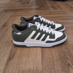 Rapid Court Low Kaki Impose ton style inspiré des parquets avec la Rapid Court Low Kaki. En effet, avec ses détails d'inspiration basketball tout droit sortis de nos archives, cette chaussure basse adidas est prête à t'accompagner partout. De plus, elle est conçue en matière synthétique avec des détails en suède doux. Puis, elle possède une semelle cupsole en caoutchouc adhérent. Adidas : L’Histoire d’une Marque Iconique Adidas est l’une des marques les plus reconnues au monde, symbolisant l’excellence sportive et le style urbain. Depuis sa création, la marque a su se démarquer par son innovation, sa qualité et son impact culturel. Dans cet article, nous allons explorer l’historique de la marque, ses campagnes de publicité emblématiques, et comment Adidas est devenue un phénomène global. L’Origine de la Marque L’histoire d’Adidas commence en 1924 en Allemagne, lorsque deux frères, Adolf et Rudolf Dassler, fondent une petite entreprise de chaussures de sport. Adolf, surnommé « Adi », était passionné par le sport et voulait créer des chaussures qui offriraient un meilleur confort et performance aux athlètes. En 1949, après une séparation familiale, Adi Dassler relance l’entreprise sous le nom d’Adidas, une combinaison de son surnom et de la première syllabe de son nom de famille. L’Évolution de la Marque L’historique de la marque est marqué par des innovations majeures. En 1954, les chaussures Adidas ont joué un rôle crucial dans la victoire de l’équipe d’Allemagne lors de la Coupe du Monde de football. Les crampons à vis, conçus par Adi Dassler, ont permis aux joueurs de mieux adhérer au terrain, malgré les conditions météorologiques difficiles. Cet événement a solidifié la réputation d’Adidas comme un leader dans l’équipement sportif. Au fil des décennies, Adidas a continué à innover, introduisant des technologies comme Boost et Primeknit, qui ont révolutionné le marché des chaussures de sport. La marque s’est également diversifiée, proposant des vêtements, des accessoires et des collaborations avec des artistes et des designers renommés.