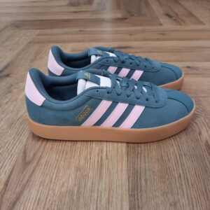 VL Court Green Pink Une palette de couleurs originales modernise cette sneaker Adidas VL Court Green Pink classique. Que tu t'apprêtes à prendre l'avion ou à sortir entre amis, cette sneaker apporte une touche stylée à ta tenue. La tige lisse est doublée pour plus de douceur. La semelle extérieure en caoutchouc souple assure une accroche supérieure sans t'alourdir, pour bouger en toute liberté. La marque C'est le 18 août 1949 qu'Adi Dassler a démarré l'aventure adidas, avec pour objectif d'améliorer les performances des athlètes. 70 ans plus tard, adidas a laissé sa marque sur le monde du sport, mais aussi celui de la mode, de la musique, de la culture, du développement durable et bien d'autres encore. Voyage avec nous à travers le temps et découvre l'histoire d'adidas avec des modèles qui ont influencé le lifestyle d'aujourd'hui. Juste après la naissance officielle des 3 bandes en 1949, les années 50 ont connu un véritable boom technologique avec des équipements innovants pour les athlètes de classe mondiale. Ainsi, c'est pendant cette décennie qu'est apparue la Samba, toujours portée de nos jours pas les joueurs de Five et de futsal, et toujours présente dans la rue. Pendant les 50's, adidas a développé une chaussure de sprint qui a battu un record du monde et la première chaussure de football conçue avec une semelle en nylon, marquant une vraie nouveauté en termes de confort et de sensations. D'autres modèles ont vu le jour durant cette période, comme la chaussure de basketball Allround, devenue une véritable icône dans les 80's. Ces années ont été révolutionnaires, créant un véritable avant et après pour les sportifs de haut niveau. Mais ce n'était que le début de l'histoire d'adidas