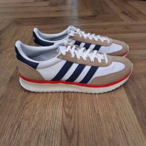 Run 70 White Apporte une touche seventies à ton look quotidien avec cette sneaker Adidas Run 70 White. Sa tige légère est doublée pour plus de douceur, tandis que l’amorti Cloudfoam t'aide à effectuer toutes tes activités confortablement. De ton café matinal à une soirée entre amis, cette paire ira avec toutes tes tenues. La semelle extérieure en caoutchouc souple te permet de bouger avec confiance, quel que soit le programme. La marque C'est le 18 août 1949 qu'Adi Dassler a démarré l'aventure adidas, avec pour objectif d'améliorer les performances des athlètes. 70 ans plus tard, adidas a laissé sa marque sur le monde du sport, mais aussi celui de la mode, de la musique, de la culture, du développement durable et bien d'autres encore. Voyage avec nous à travers le temps et découvre l'histoire d'adidas avec des modèles qui ont influencé le lifestyle d'aujourd'hui. Juste après la naissance officielle des 3 bandes en 1949, les années 50 ont connu un véritable boom technologique avec des équipements innovants pour les athlètes de classe mondiale. Ainsi, c'est pendant cette décennie qu'est apparue la Samba, toujours portée de nos jours pas les joueurs de Five et de futsal, et toujours présente dans la rue. Pendant les 50's, adidas a développé une chaussure de sprint qui a battu un record du monde et la première chaussure de football conçue avec une semelle en nylon, marquant une vraie nouveauté en termes de confort et de sensations. D'autres modèles ont vu le jour durant cette période, comme la chaussure de basketball Allround, devenue une véritable icône dans les 80's. Ces années ont été révolutionnaires, créant un véritable avant et après pour les sportifs de haut niveau. Mais ce n'était que le début de l'histoire d'adidas