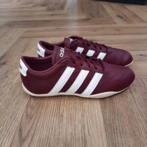 Grand Court Lo Bordeau Le monde évolue sans cesse, mais certaines choses ne changent jamais. Comme le fait que le style inspiré du tennis est toujours une bonne option. Cette chaussure Adidas Grand Court Lo Bordeau offre tous les éléments classiques que tu aimes dans une chaussure : une silhouette basse et les 3 bandes classiques. Elle va avec tout : un jean, un jogger ou même une jupe longue slim. La marque C'est le 18 août 1949 qu'Adi Dassler a démarré l'aventure adidas, avec pour objectif d'améliorer les performances des athlètes. 70 ans plus tard, adidas a laissé sa marque sur le monde du sport, mais aussi celui de la mode, de la musique, de la culture, du développement durable et bien d'autres encore. Voyage avec nous à travers le temps et découvre l'histoire d'adidas avec des modèles qui ont influencé le lifestyle d'aujourd'hui. Juste après la naissance officielle des 3 bandes en 1949, les années 50 ont connu un véritable boom technologique avec des équipements innovants pour les athlètes de classe mondiale. Ainsi, c'est pendant cette décennie qu'est apparue la Samba, toujours portée de nos jours pas les joueurs de Five et de futsal, et toujours présente dans la rue. Pendant les 50's, adidas a développé une chaussure de sprint qui a battu un record du monde et la première chaussure de football conçue avec une semelle en nylon, marquant une vraie nouveauté en termes de confort et de sensations. D'autres modèles ont vu le jour durant cette période, comme la chaussure de basketball Allround, devenue une véritable icône dans les 80's. Ces années ont été révolutionnaires, créant un véritable avant et après pour les sportifs de haut niveau. Mais ce n'était que le début de l'histoire d'adidas