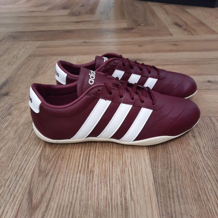 Grand Court Lo Bordeau Le monde évolue sans cesse, mais certaines choses ne changent jamais. Comme le fait que le style inspiré du tennis est toujours une bonne option. Cette chaussure Adidas Grand Court Lo Bordeau offre tous les éléments classiques que tu aimes dans une chaussure : une silhouette basse et les 3 bandes classiques. Elle va avec tout : un jean, un jogger ou même une jupe longue slim. La marque C'est le 18 août 1949 qu'Adi Dassler a démarré l'aventure adidas, avec pour objectif d'améliorer les performances des athlètes. 70 ans plus tard, adidas a laissé sa marque sur le monde du sport, mais aussi celui de la mode, de la musique, de la culture, du développement durable et bien d'autres encore. Voyage avec nous à travers le temps et découvre l'histoire d'adidas avec des modèles qui ont influencé le lifestyle d'aujourd'hui. Juste après la naissance officielle des 3 bandes en 1949, les années 50 ont connu un véritable boom technologique avec des équipements innovants pour les athlètes de classe mondiale. Ainsi, c'est pendant cette décennie qu'est apparue la Samba, toujours portée de nos jours pas les joueurs de Five et de futsal, et toujours présente dans la rue. Pendant les 50's, adidas a développé une chaussure de sprint qui a battu un record du monde et la première chaussure de football conçue avec une semelle en nylon, marquant une vraie nouveauté en termes de confort et de sensations. D'autres modèles ont vu le jour durant cette période, comme la chaussure de basketball Allround, devenue une véritable icône dans les 80's. Ces années ont été révolutionnaires, créant un véritable avant et après pour les sportifs de haut niveau. Mais ce n'était que le début de l'histoire d'adidas